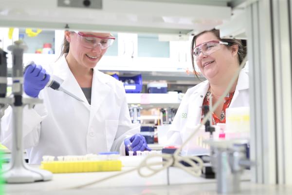 dr. blackburn working with students in her lab in the uk college of medicine