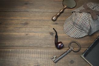 Detective hat and magnifying class